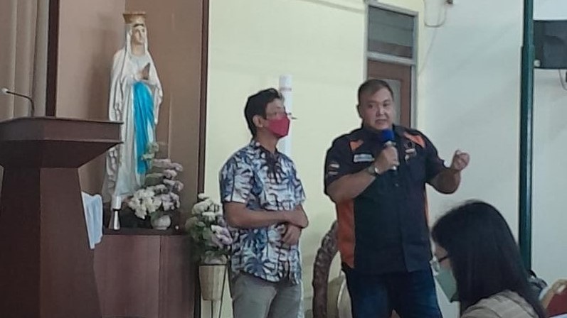 Ketua PPRI Bpk Sahat Manalu menjawab pertanyaan dari DPH didampingi moderator rapat (3)-PAKAI